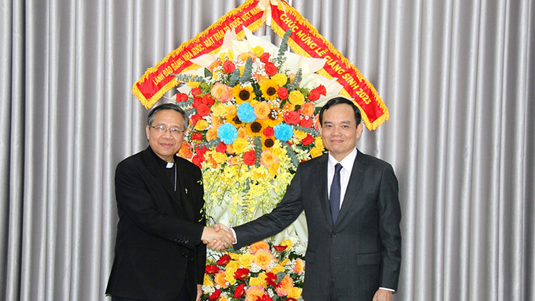 Phó Thủ tướng Trần Lưu Quang (bên phải) tặng hoa chúc mừng Giám mục Giuse Đỗ Mạnh Hùng, Tổng Thư ký Hội đồng Giám mục Việt Nam, Giám mục Giáo phận Phan Thiết nhân dịp Giáng sinh năm 2023