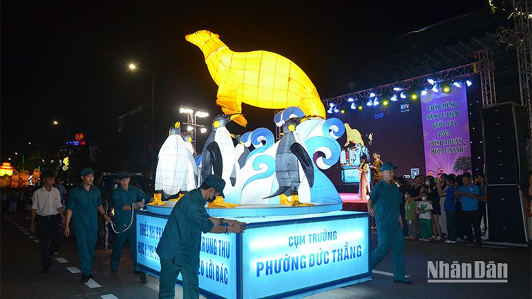 Lồng đèn lớn chú Hải Cẩu của cụm phường Đức Thắng.