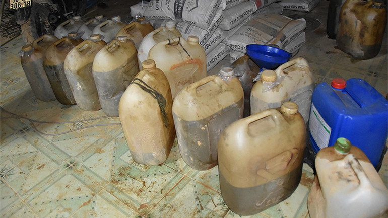 Nhiều can nhựa chứa hóa chất độc hại (xyanua) để phân tách kim loại nặng bị thu giữ tại hiện trường.