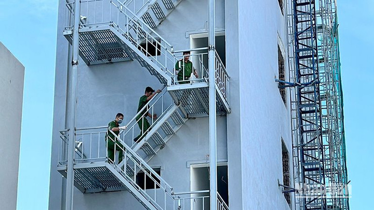 Lực lượng công an tới khám nghiệm hiện trường.