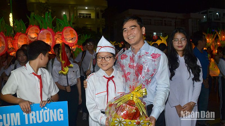 Đồng chí Dương Văn An, Ủy viên Trung ương Đảng, Bí thư Tỉnh ủy Bình Thuận tặng quà Trung thu cho các cháu thiếu niên, nhi đồng.