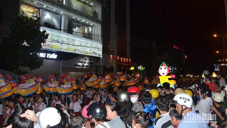 Lễ hội Trung thu 2023 thành phố Phan Thiết thu hút rất đông người dân địa phương và du khách đến xem và cùng tham gia.