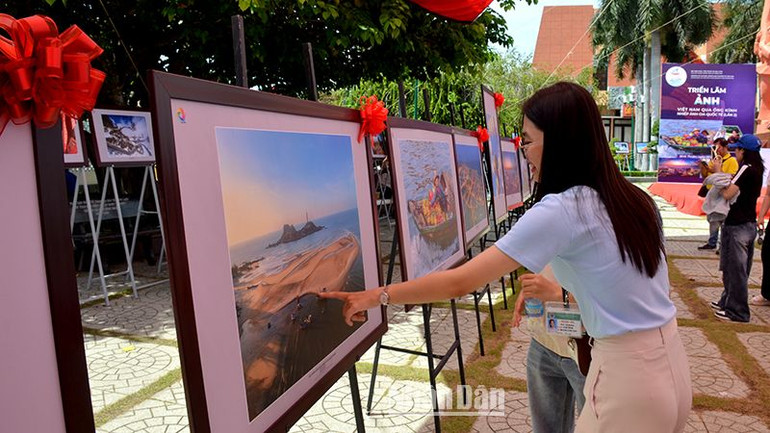 Nhiều du khách tới tham quan Bảo tàng Hồ Chí Minh, chi nhánh Bình Thuận cũng đã được xem và thưởng lãm những tác phẩm nhiếp ảnh đẹp được trưng bày tại đây.