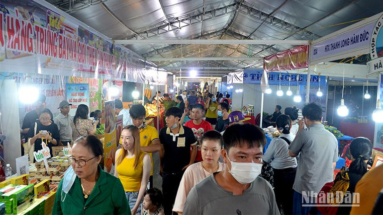 Hội chợ có gần 300 gian hàng trưng bày, giới thiệu sản phẩm của các đơn vị, doanh nghiệp đến từ 30 tỉnh, thành phố trong nước thu hút rất đông nhân dân địa phương và du khách đến tham quan, mua sắm. (Ảnh: Đình Châu)