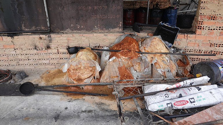 Các hóa chất, phụ gia được sử dụng trong quá trình tái chế nhớt thải thành dầu diesel. (Ảnh: Công an Bình Thuận)