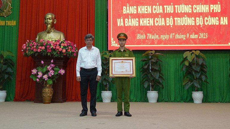 Binh Nhì Trần Văn Quỳnh (bên phải hình), chiến sỉ Phòng Cảnh sát phòng cháy, chữa cháy và cứu nạn, cứu hộ được Thủ tướng Chính phủ tặng Bằng khen (Ảnh: CACC)