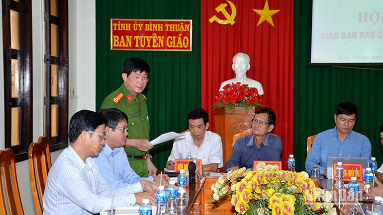 Thượng tá Trần Long Khánh, Trưởng Công an thành phố Phan Thiết, Bình Thuận cung cấp thông tin cho báo chí về các vụ vỡ hụi trên địa bàn thành phố trong thời gian gần đây. Thượng tá Trần Long Khánh, Trưởng Công an thành phố Phan Thiết, Bình Thuận cung cấp thông tin cho báo chí về các vụ vỡ hụi trên địa bàn thành phố trong thời gian gần đây.