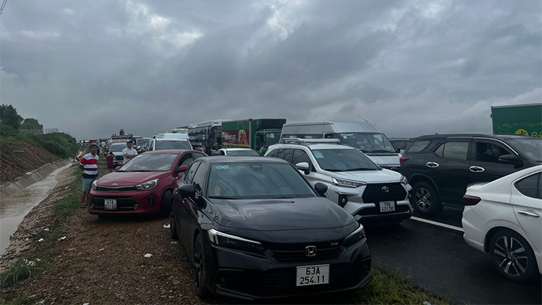 Cao tốc bị ngập, điểm sâu nhất khoảng 0,7m làm nhiều xe ô-tô bị kẹt lại ở hai chiều không thể đi qua. Cao tốc bị ngập, điểm sâu nhất khoảng 0,7m làm nhiều xe ô-tô bị kẹt lại ở hai chiều không thể đi qua.