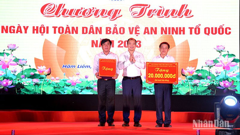 Đồng chí Lê Hải Bình, thay mặt Ban chỉ đạo Trung ương tặng quà cho nhân dân và cán bộ xã Hàm Liêm, huyện Hàm Thuận Bắc. (Ảnh: Đình Châu)