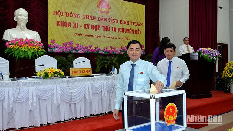 Đại biểu HĐND tỉnh Bình Thuận bỏ phiếu tín nhiệm những người giữ các chức vụ do HĐND tỉnh bầu