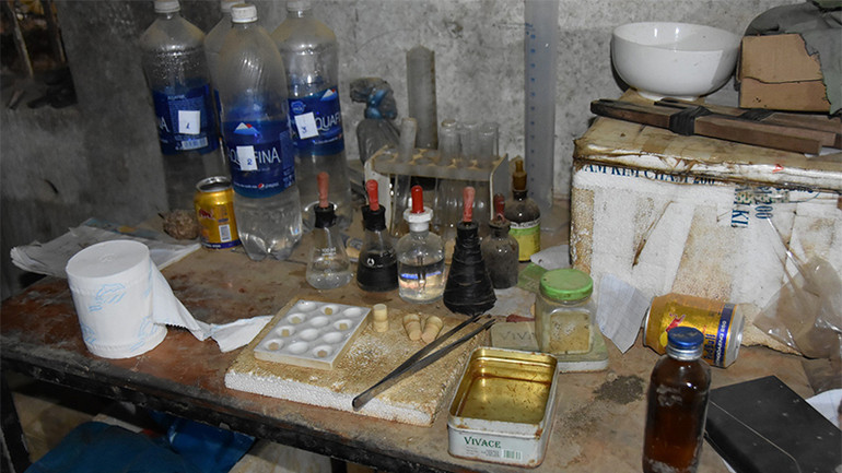 Các vật dụng, thiết bị dùng để phân tách kim loại nặng (vàng) bị thu giữ ngay trong lán trại khu vực khai thác khoáng sản trái phép