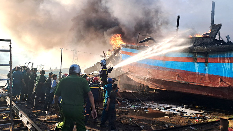 Lực lượng phòng cháy chữa cháy tiếp cận được vị trí cháy nỗ lực phun nước dập cháy.