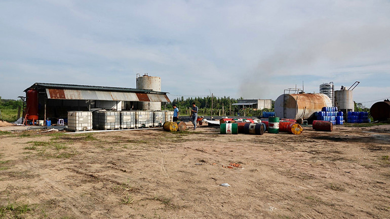 Cơ sở tái chế nhớt thải thành dầu diesel của Tống Phương Bằng. (Ảnh: Công an Bình Thuận)