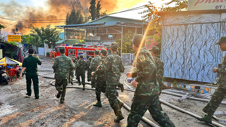 Lực lượng bộ đội được huy động tới hiện trường để tham gia chữa cháy.