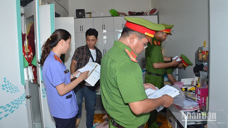 Cơ quan cảnh sát điều tra Công an thành phố Phan Thiết tiến hành khám xét nơi ở của bị can Ngô Thị Loan Chi tại khu phố 7, phường Phú Thủy, thành phố Phan Thiết, Bình Thuận Cơ quan cảnh sát điều tra Công an thành phố Phan Thiết tiến hành khám xét nơi ở của bị can Ngô Thị Loan Chi tại khu phố 7, phường Phú Thủy, thành phố Phan Thiết, Bình Thuận