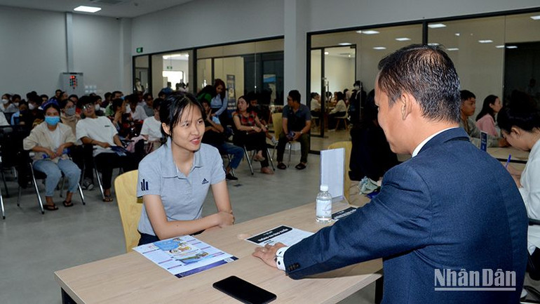 Một ứng viên trả lời tình huống được chuyên gia đặt ra