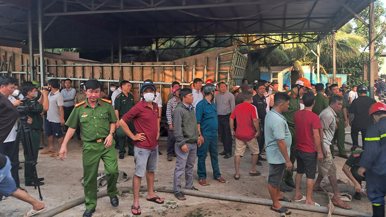 Rất nhiều ngư dân có tàu thuyền sửa chữa tại cơ sở bất lực đứng nhìn tàu của mình bị lửa nhấn chìm.