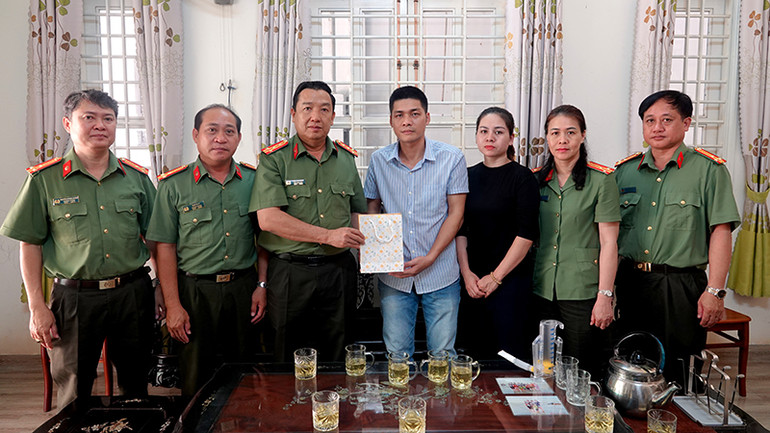 Đoàn công tác thăm hỏi, tặng quà Đại úy Lê Kiên Cường, cán bộ Công an xã Ea Ktur bị thương khi làm nhiệm vụ. (Ảnh: Công an Bình Thuận)