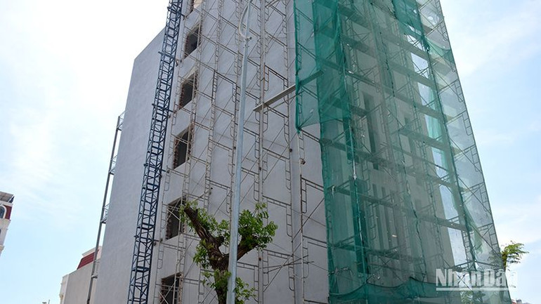 Hệ thống ròng rọc được lắp đặt bên ngoài công trình nhà cao 6 tầng