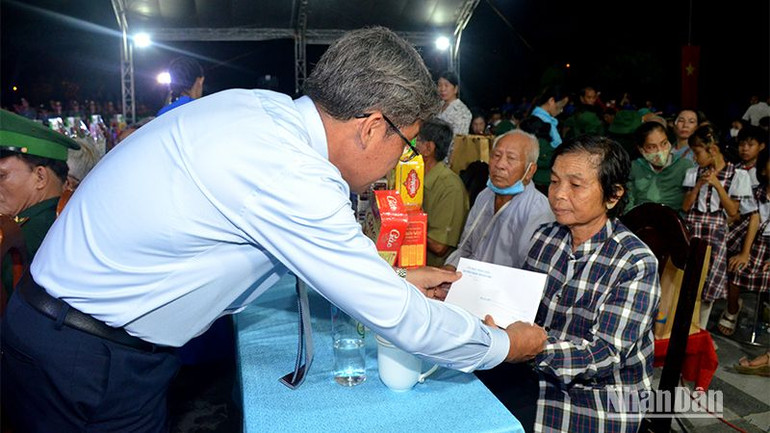 Đại diện lãnh đạo Ủy ban nhân dân tỉnh Bình Thuận trao quà cho gia đình chính sách huyện Hàm Thuận Bắc (Ảnh: Đình Châu)