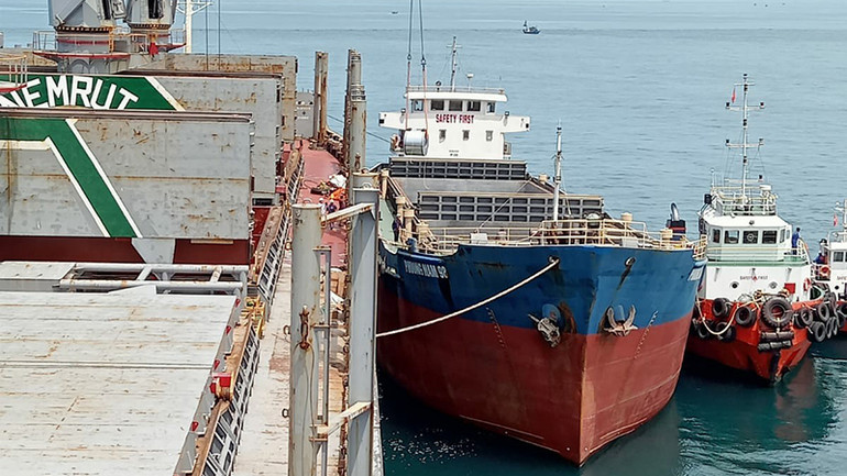 Chuyển tải hàng từ tàu Nemrut Bay bị mắc cạn sang tàu hàng hạ tải.