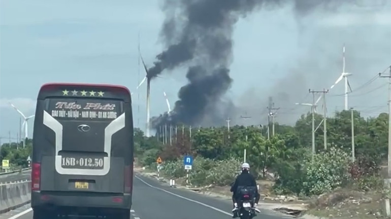Từ xa người đi đường đều nhìn thấy tua-bin gió bị cháy.