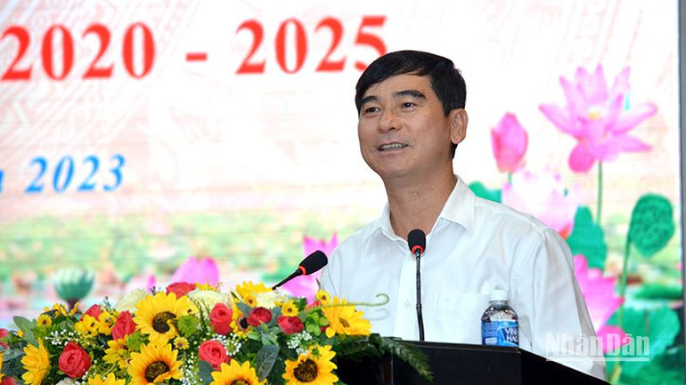 Đồng chí Dương Văn An, Ủy viên Trung ương Đảng, Bí thư Tỉnh ủy Bình Thuận phát biểu tại hội nghị.