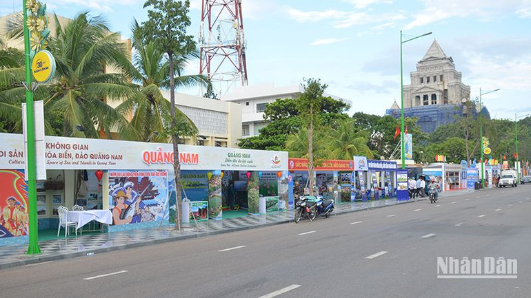 Không gian Triển lãm “Di sản văn hóa biển, đảo Việt Nam” với sự tham gia của 22 tỉnh, thành phố trong cả nước được giới thiệu trên đường Nguyễn Tất Thành, TP Phan Thiết, Bình Thuận.