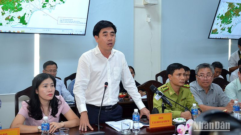 Phó Giám đốc Sở Nông nghiệp và Phát triển nông thôn tỉnh Bình Thuận Lê Thanh Sơn giải đáp về việc trồng rừng thay thế.