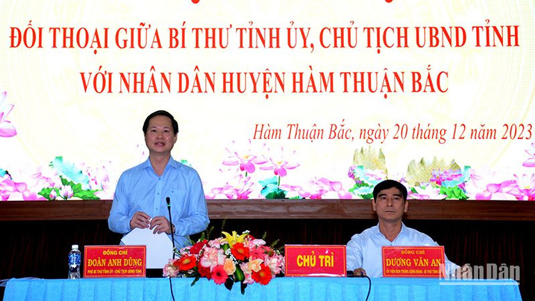 Chủ tịch Ủy ban nhân dân tỉnh Bình Thuận Đoàn Anh Dũng trả lời các ý kiến của nhân dân tại buổi đối thoại. Chủ tịch Ủy ban nhân dân tỉnh Bình Thuận Đoàn Anh Dũng trả lời các ý kiến của nhân dân tại buổi đối thoại.