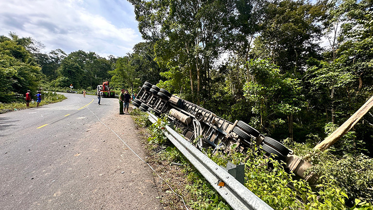 Xe bị lật bên phía vực ngay sát lề đường. Xe bị lật bên phía vực ngay sát lề đường.