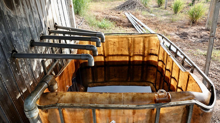 Dầu diesel sau khi được tái chế. (Ảnh: Công an Bình Thuận)