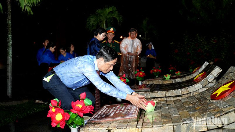 Thắp nến, dâng hoa tại phần mộ các Anh hùng liệt sĩ tại Nghĩa trang Liệt sĩ tỉnh Bình Thuận (Ảnh: Hữu Tri)