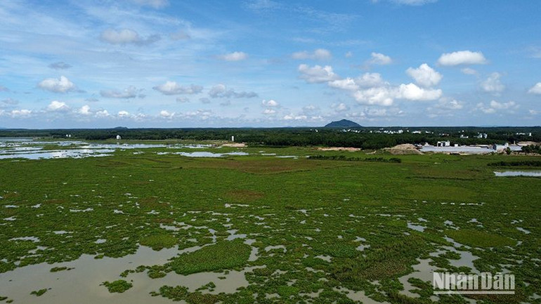 Hồ Biển Lạc, xã Gia An, huyện Tánh Linh, Bình Thuận vào mùa mưa, nước ngập dâng cao với diện tích 1.659 ha.