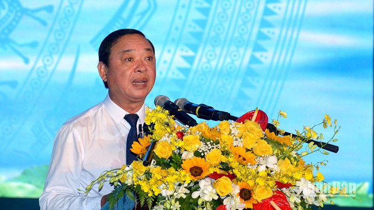 Ông Bùi Thế Nhân, Giám đốc Sở Văn hóa, Thể thao và Du lịch Bình Thuận; đồng Trưởng Ban Tổ chức phát biểu tại Triển lãm.