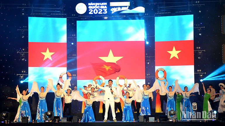 + Hát múa “Tổ quốc gọi tên mình” mở màn Khai mạc Triển lãm (Ảnh: Đình Châu)