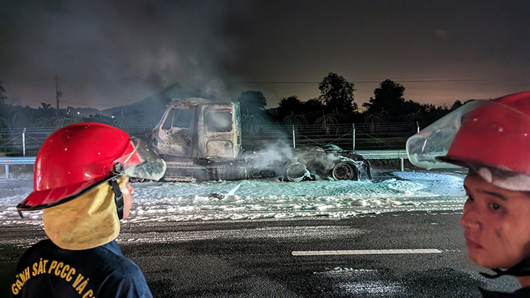 Đầu xe kéo bị cháy rụi hoàn toàn.