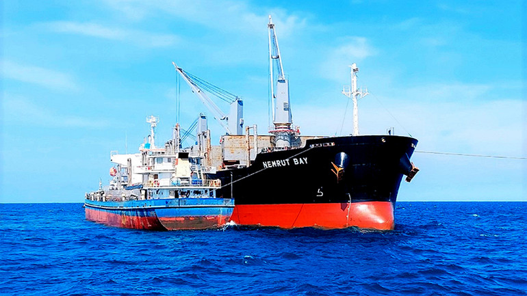 Chuyển hàng từ tàu Nemrut Bay sang tàu hàng cứu hộ.