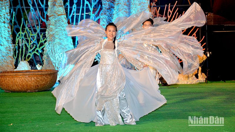 Trình diễn văn nghệ tại Lễ bế mạc.