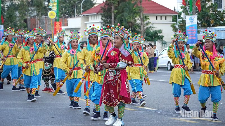 Lễ hội Cầu ngư của ngư dân vùng biển được trình diễn trên đường phố Phan Thiết.
