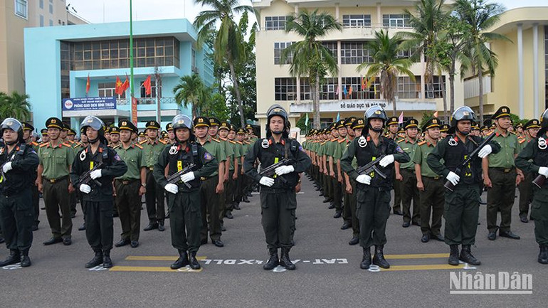 Các lực lượng Công an tỉnh Bình Thuận tại lễ ra quân. (Ảnh: Đình Châu)