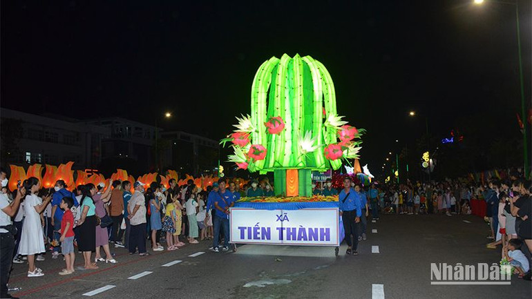 Đèn lồng lớn mang tên “Hương trăng”, với mô hình là Trụ thanh long của xã Tiến Thành.