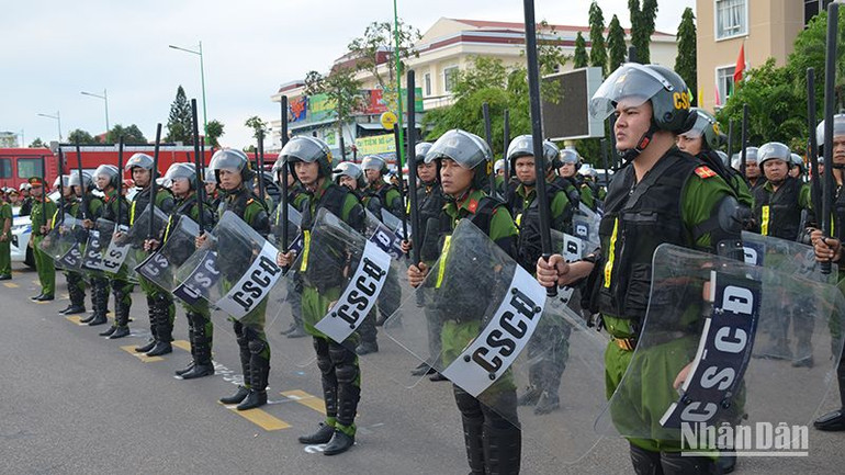 Các lực lượng Công an tỉnh Bình Thuận tại Lễ ra quân tấn công, trấn áp các loại tội phạm. (Ảnh: Đình Châu)