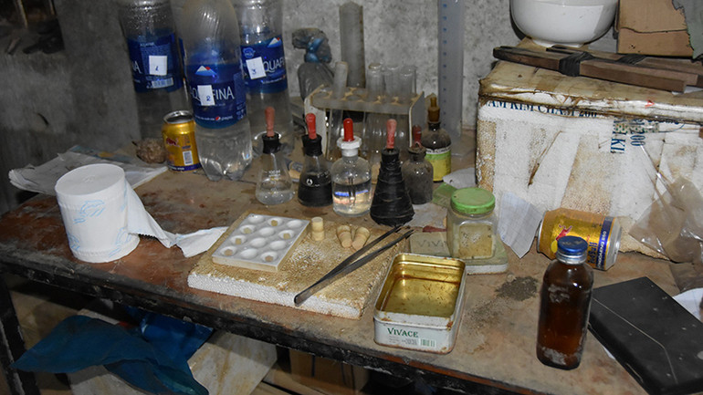 Các vật dụng, thiết bị dùng để phân tách kim loại nặng (vàng) bị thu giữ ngay trong lán trại khu vực khai thác khoáng sản trái phép