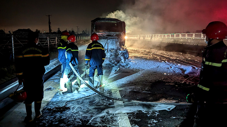 Lực lượng Cảnh sát phòng cháy, chữa cháy và cứu nạn, cứu hộ, Công an Bình Thuận phun bọt dập cháy tại hiện trường.