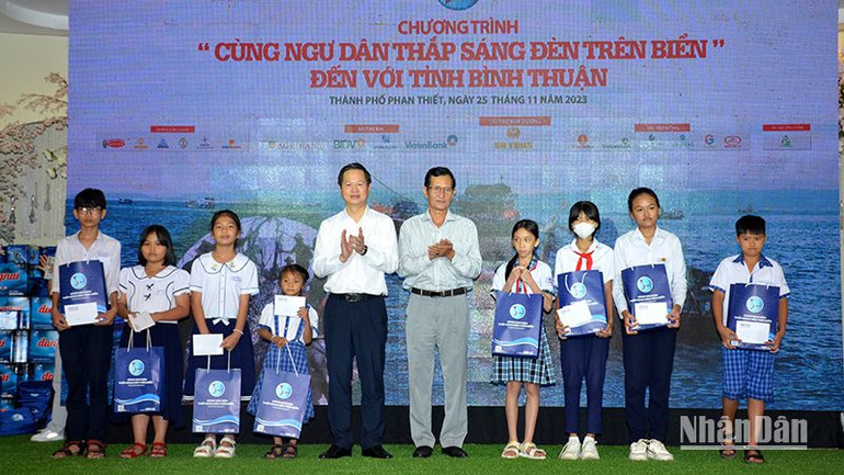 Đại diện lãnh đạo Ủy ban nhân dân tỉnh Bình Thuận trao tặng quà cho học sinh là con em ngư dân vượt khó học giỏi.