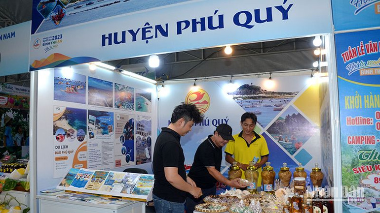 Một gian hàng của huyện Phú Quý, Bình Thuận giới thiệu các sản phẩm du lịch đặc trưng của vùng biển đảo.