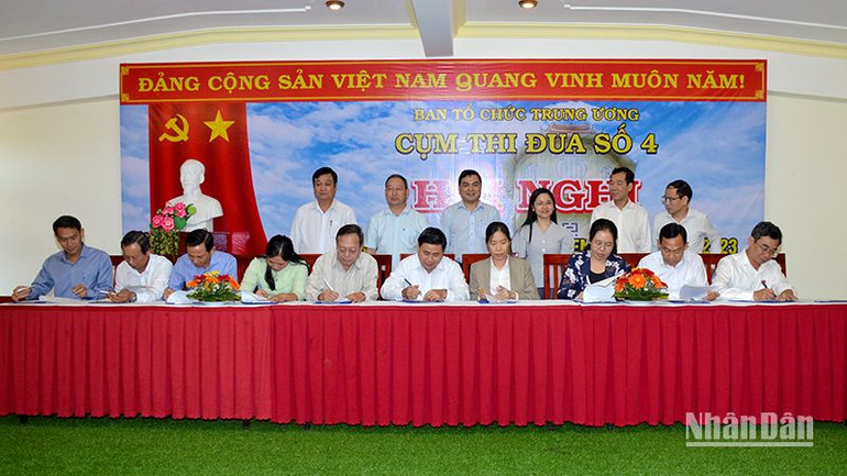 Các đơn vị thành viên trong Cụm thi đua số 4 ngành tổ chức xây dựng Đảng ký kết thi đua năm 2024. Các đơn vị thành viên trong Cụm thi đua số 4 ngành tổ chức xây dựng Đảng ký kết thi đua năm 2024.