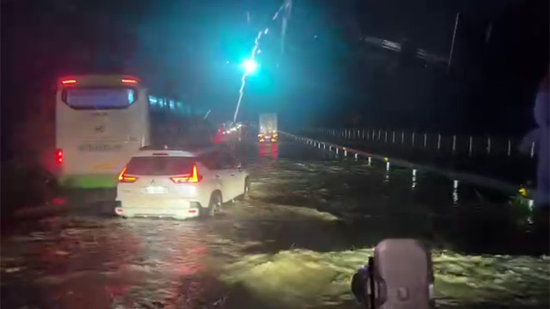 Mưa lớn từ đêm khuya 28/7 đến rạng sáng 29/7 gây ngập nặng trên cao tốc Phan Thiết – Dầu Giây tại vị trí Km25, qua huyện Hàm Tân, Bình Thuận.