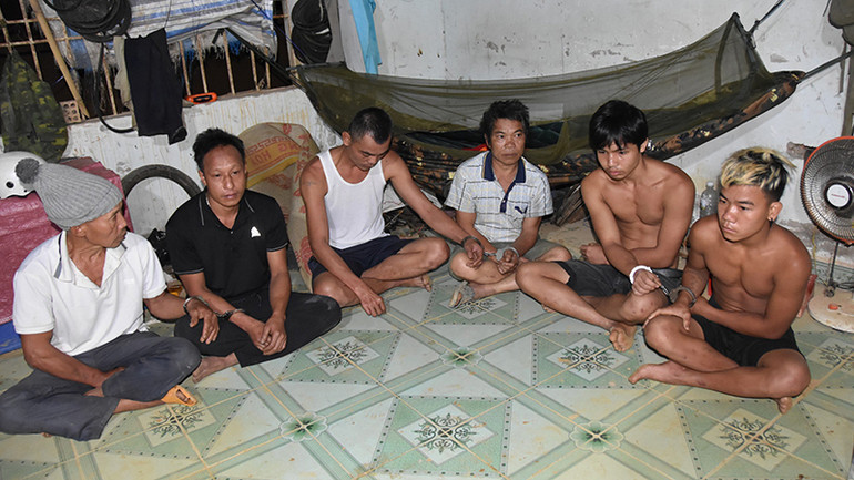 Một số đối tượng bị bắt ngay tại nơi nghỉ trong khu vực phân tách, tuyển rửa quặng